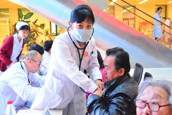黑龙江省医院举办今年"全国高血压日"义诊活动