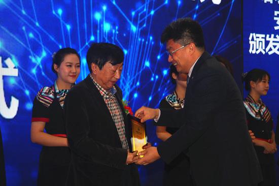 图为哈工大副校长安实(右一)正在为省医院任旭教授颁发兼职教授证书