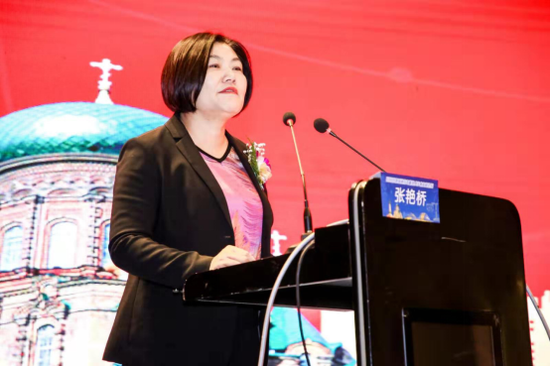 哈医大肿瘤医院副院长张艳桥主持会议