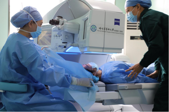 李颖教授正在进行精细的全飞秒手术