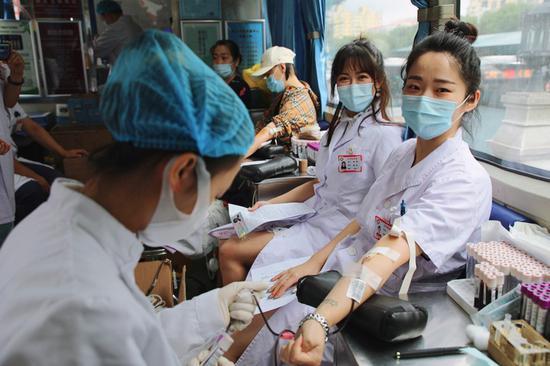 图为无偿献血现场