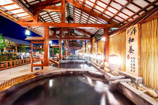 大庆冬日的温泉氤氲缥缈的柔美