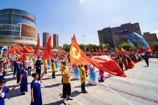 大庆市让胡路区旭园街道大型红歌快闪顺利举办