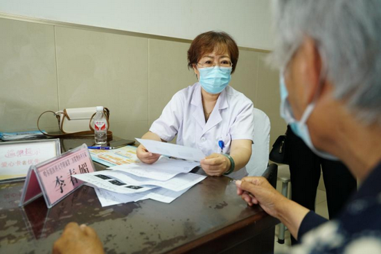 哈医大二院肾内科李春媚副主任医师为患者义诊