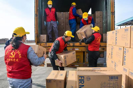 同心抗疫!中国飞鹤向黑河捐赠负压救护车等抗疫物资