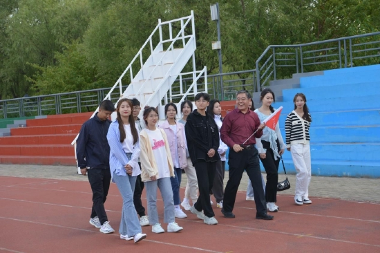 哈尔滨广厦学院新生报到日校长当导游
