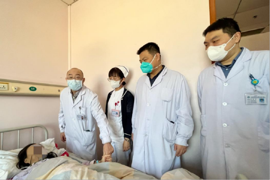 术后,邰升带领团队查房