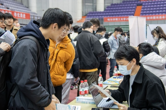 3月28日,黑龍江省理工類專業畢業生專場招聘會在哈爾濱理工大學體育館