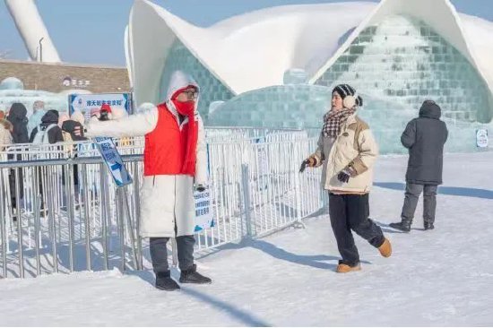 遇到志愿者请为他们点个赞！冰雪大世界真诚服务温暖这个冬天