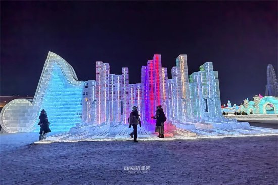 “冰雪+科技”解锁新景观｜哈尔滨冰雪大世界＂奏响＂浪漫冬日里的钢琴曲