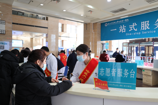 哈医大一院群力院区门诊助老服务感人瞬间,被人拍下