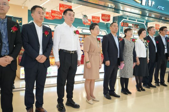 仪式上,首都机场集团传媒有限公司黑龙江分公司董事长于飞,秋林里道斯