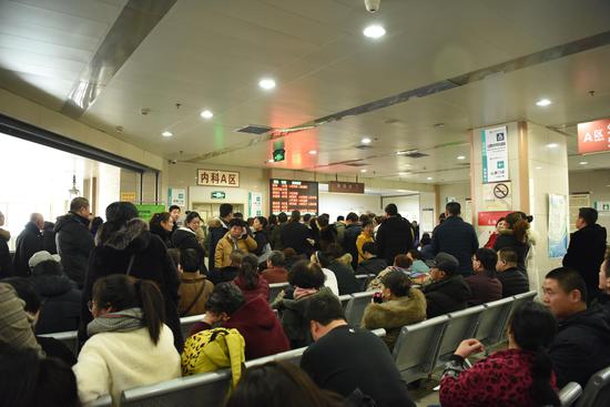 节后扎堆看病哈医大二院迎来医疗春运高峰期