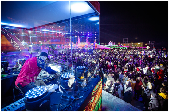 他们也曾在冰雪电音节时,与dj一同欢呼,在零下20度里蹦出了最欢脱的