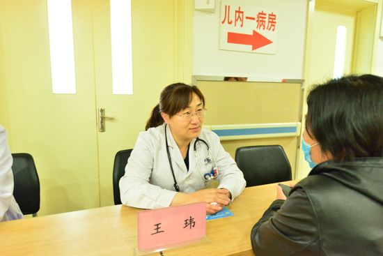 哈医大二院儿内科一病房王玮副主任医师为患儿家属解答疑问