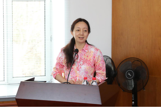 哈医大肿瘤医院药学部主任董梅主持会议