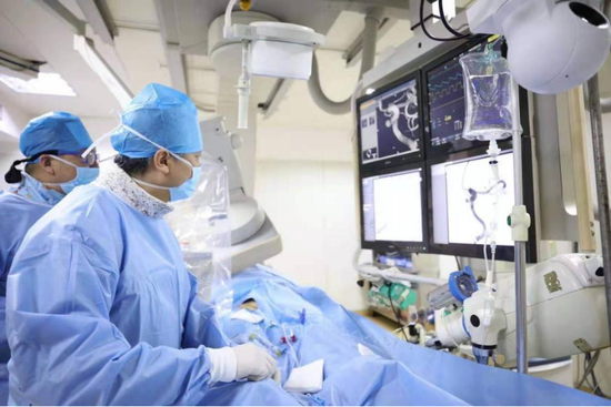 神经外科三病房主任史怀璋教授为患者进行脑血管支架手术