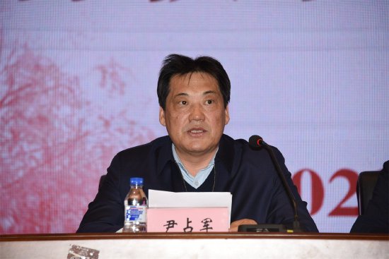 校长郭宏伟做动员讲话,校党委副书记尹占军主持会议