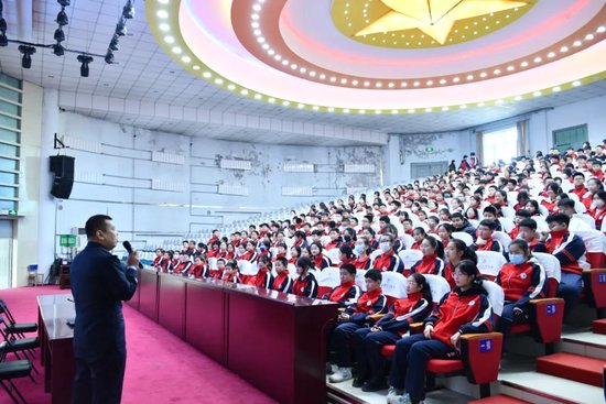 春季开学季大庆市禁毒宣讲团走进万宝学校