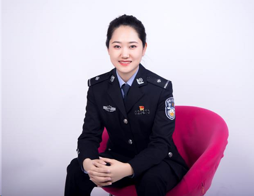 警花孔令梓:扎根小镇的贴心"小棉袄"