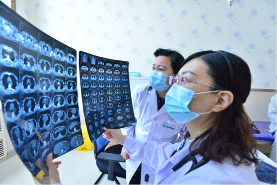 呼吸内科黄坤主任医师为患者阅片