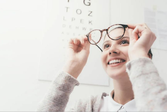 长期戴眼镜会让眼睛变凸吗?哈尔滨普瑞眼科为您解答