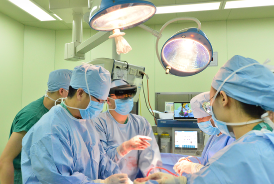 哈医大二院胆胰外科邰升副主任戴着数字化眼镜通过特定手势对虚拟图像