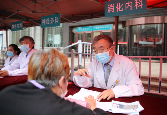 哈医大一院群力举行学党史践行动为老百姓办实事系列义诊首场活动