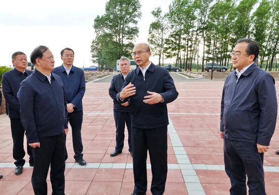 许勤在八五三农场第六管理区调研.