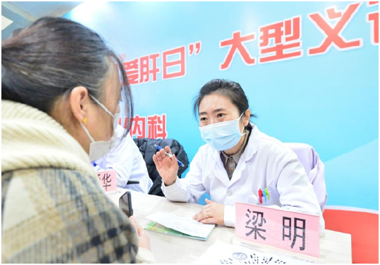 感染科副主任梁明主任医师向患者讲解肝病传播途径