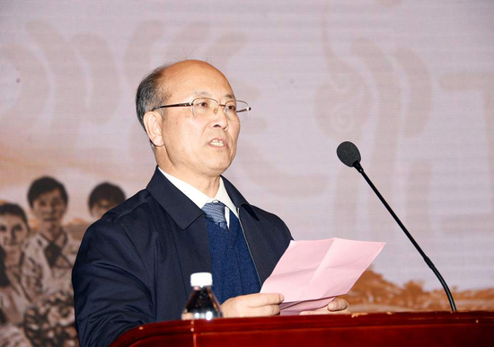 龙江医派研究会首任会长姜德友教授代表首届龙江医派研究会作工作报告