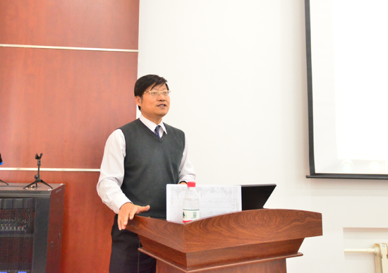 哈医大二院呼吸内科二病房主任陈宏教授主持学术会议
