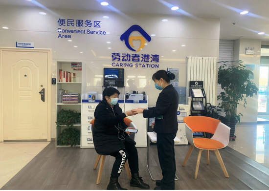 (天气渐凉,户外工作者在"劳动者港湾"享受到免费热水服务)