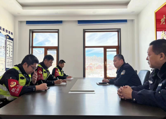 亚布力分局副局长刘兵深入景区派出所检查指导道路交通安全工作