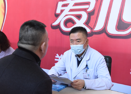 哈医大二院心内科副主任寇俊杰教授为患者义诊