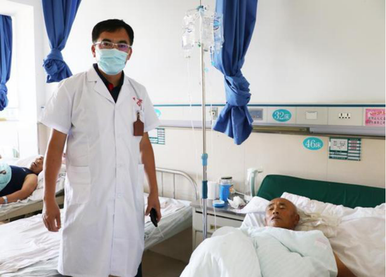 哈医大肿瘤医院介入专家王赫与患者交流病情