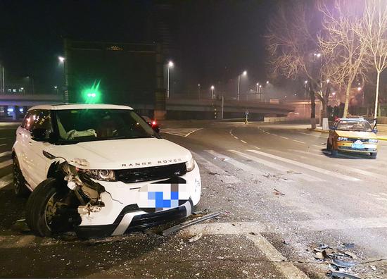 疯狂路虎凌晨肇事追尾两车致两人受伤