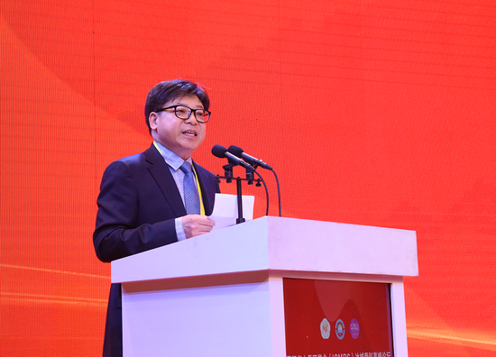 哈医大二院骨外科主任闫景龙教授主持大会开幕式