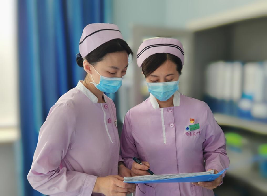 哈医大一院512国际护士节门诊里的爱心陪伴