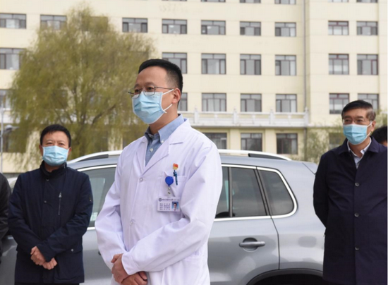 重症医学科主任王洪亮为队员们"鼓劲儿"