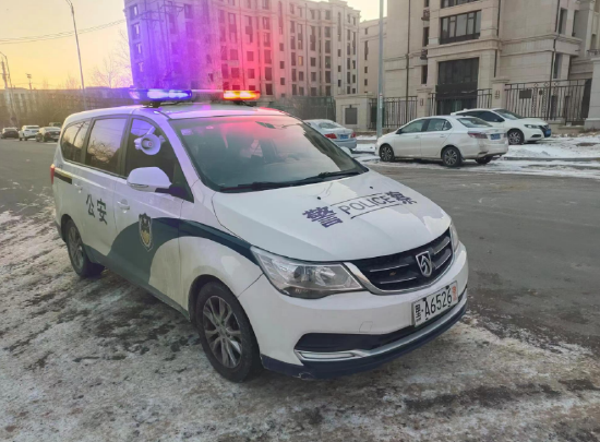 巡逻警车变身广播发出疫线警声