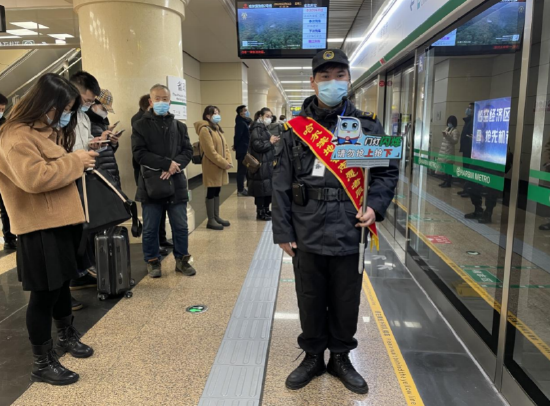 开学季哈尔滨地铁全力护航站务员一站式服务让学生超暖心