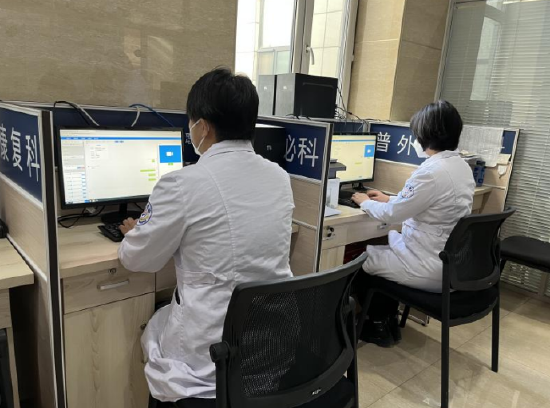 医护人员在线为患者提供医疗咨询服务