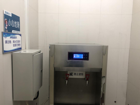 开水间免费提供的热水,在寒冬中温暖患者的心