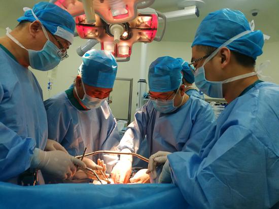 黑龙江省医院手术奋战一整天成功切除一巨大肿瘤