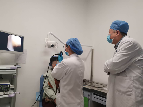 哈市五院耳鼻喉科医生为患者进行咽喉镜检查
