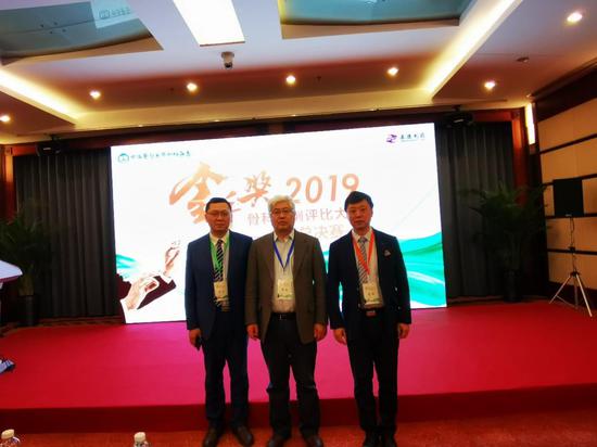 岑教授(中),副主任潘海乐教授(右)和薛震副教授(左)在比赛现场合影