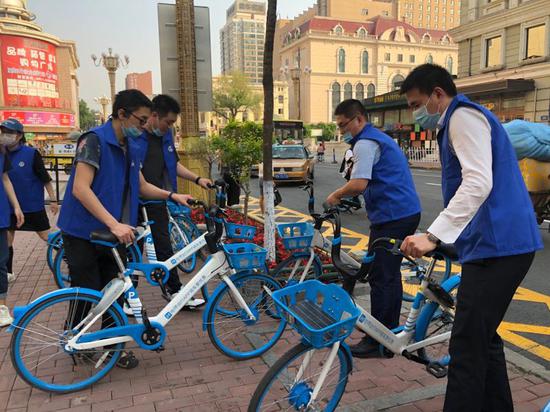 蓝马甲让城市更美好新华保险黑龙江分公司志愿者在行动