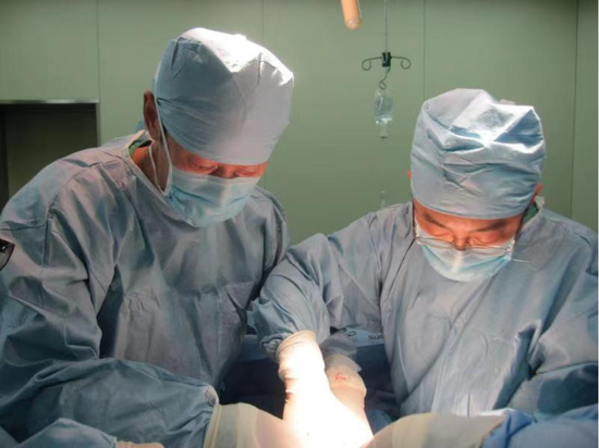 邰升教授(右)在进行手术