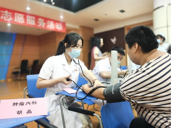 乳腺内科二病房胡晶医生为残障人士义诊